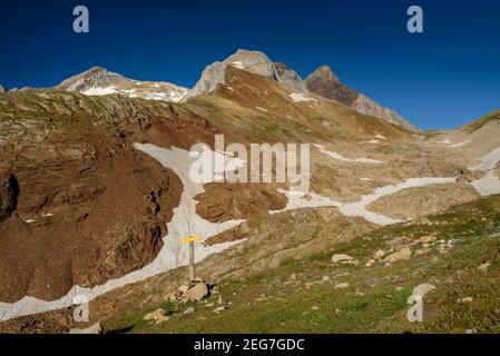 Vignemale an einem Sommermorgen von der Bayssellance Hütte aus gesehen (Nationalpark der Pyrenäen, Cauterets, Frankreich) Stockfoto