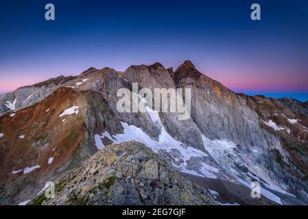 Vignemale bei einem Sommeraufgang, von der Hourquette d'Ossoue aus gesehen (Nationalpark der Pyrenäen, Cauterets, Frankreich) Stockfoto