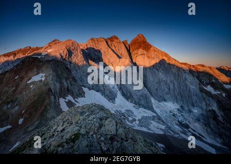 Vignemale bei einem Sommeraufgang, von der Hourquette d'Ossoue aus gesehen (Nationalpark der Pyrenäen, Cauterets, Frankreich) Stockfoto