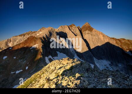 Vignemale bei einem Sommeraufgang, von der Hourquette d'Ossoue aus gesehen (Nationalpark der Pyrenäen, Cauterets, Frankreich) Stockfoto