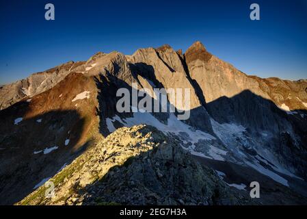 Vignemale bei einem Sommeraufgang, von der Hourquette d'Ossoue aus gesehen (Nationalpark der Pyrenäen, Cauterets, Frankreich) Stockfoto