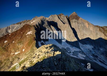 Vignemale bei einem Sommeraufgang, von der Hourquette d'Ossoue aus gesehen (Nationalpark der Pyrenäen, Cauterets, Frankreich) Stockfoto