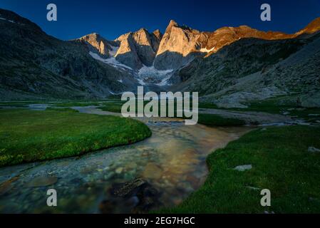 Vignemale bei einem Sommeraufgang von der Schutzhütte Oulettes de Gaube aus gesehen (Nationalpark der Pyrenäen, Cauterets, Frankreich) Stockfoto