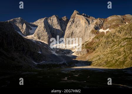 Vignemale bei einem Sommeraufgang von der Schutzhütte Oulettes de Gaube aus gesehen (Nationalpark der Pyrenäen, Cauterets, Frankreich) Stockfoto