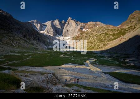 Vignemale bei einem Sommeraufgang von der Schutzhütte Oulettes de Gaube aus gesehen (Nationalpark der Pyrenäen, Cauterets, Frankreich) Stockfoto