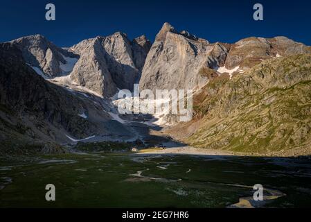 Vignemale bei einem Sommeraufgang von der Schutzhütte Oulettes de Gaube aus gesehen (Nationalpark der Pyrenäen, Cauterets, Frankreich) Stockfoto