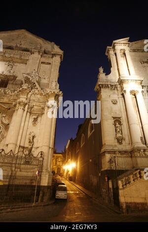 Die Kirche von san Benedetto und die Kirche von san Francesco Borgi im Stadtzentrum von Catania in der Provinz Sizilien in Italien. Italien, Sizilien, Oktob Stockfoto