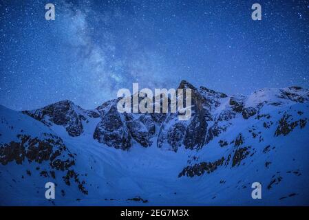 Vignemale in einer Winternacht mit der Milchstraße von der Schutzhütte Oulettes de Gaube aus gesehen (Nationalpark der Pyrenäen, Cauterets, Frankreich) Stockfoto