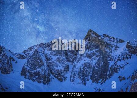 Vignemale in einer Winternacht mit der Milchstraße von der Schutzhütte Oulettes de Gaube aus gesehen (Nationalpark der Pyrenäen, Cauterets, Frankreich) Stockfoto
