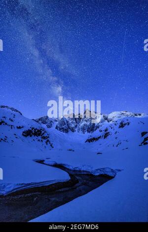 Vignemale in einer Winternacht mit der Milchstraße von der Schutzhütte Oulettes de Gaube aus gesehen (Nationalpark der Pyrenäen, Cauterets, Frankreich) Stockfoto
