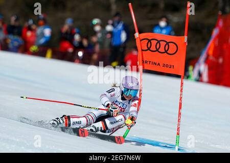 Cortina, Italien. Feb 18 2021: - Tessa Worley (FRA) hält nach dem ersten Lauf 2021 Platz 9th FIS Alpine Ski Weltmeisterschaften - Riesenslalom - Damen, Alpinskirennen in Cortina (BL), Italien, Februar 18 2021 (Foto by IPA/Sipa USA) Credit: SIPA USA/Alamy Live News Stockfoto