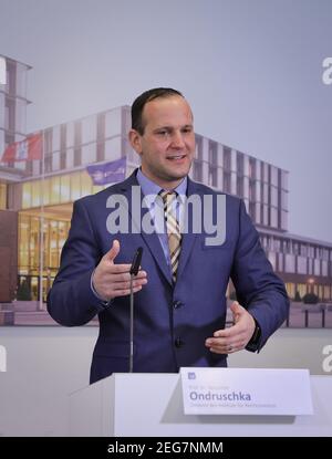 Hamburg, Deutschland. Februar 2021, 18th. Benjamin Ondruschka, Direktor des Instituts für Rechtsmedizin am Universitätsklinikum Hamburg-Eppendorf (UKE), spricht auf einer Pressekonferenz im UKE. Das UKE informierte am Donnerstag über eine Studie zur Autopsie von Covid-19 Toten. Quelle: Christian Charisius/dpa/Pool/dpa/Alamy Live News Stockfoto