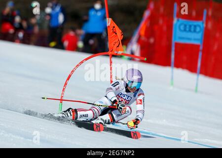 Cortina, Italien. Feb 18 2021: - Tessa Worley (FRA) hält nach dem ersten Lauf 2021 Platz 9th FIS Alpine Ski Weltmeisterschaften - Riesenslalom - Damen, Alpinskirennen in Cortina (BL), Italien, Februar 18 2021 (Foto by IPA/Sipa USA) Credit: SIPA USA/Alamy Live News Stockfoto