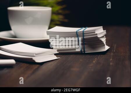 Kaffeetasse auf dem Tisch Visitenkarten Büro Desktop Business Dokumente Stockfoto