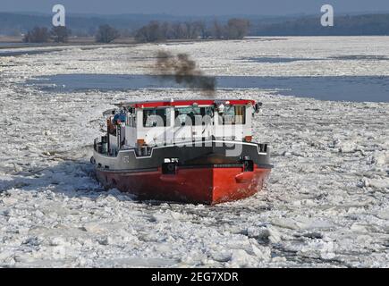 Schwedt, Deutschland. Februar 2021, 18th. Ein deutscher Eisbrecher segelt auf der deutsch-polnischen Grenzfluß oder. In einigen Abschnitten der oder erhöht das Drifteis das Überschwemmungsrisiko. Derzeit fahren mehrere deutsche und polnische Eisbrecher stromaufwärts, um die geschlossene Eisdecke aufzubrechen. Quelle: Patrick Pleul/dpa-Zentralbild/ZB/dpa/Alamy Live News Stockfoto