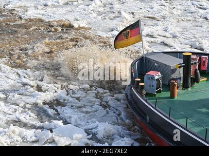 Schwedt, Deutschland. Februar 2021, 18th. Ein deutscher Eisbrecher segelt auf der deutsch-polnischen Grenzfluß oder. In einigen Abschnitten der oder erhöht das Drifteis das Überschwemmungsrisiko. Derzeit fahren mehrere deutsche und polnische Eisbrecher stromaufwärts, um die geschlossene Eisdecke aufzubrechen. Quelle: Patrick Pleul/dpa-Zentralbild/ZB/dpa/Alamy Live News Stockfoto