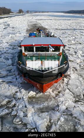 Schwedt, Deutschland. Februar 2021, 18th. Ein deutscher Eisbrecher segelt auf der deutsch-polnischen Grenzfluß oder. In einigen Abschnitten der oder erhöht das Drifteis das Überschwemmungsrisiko. Derzeit fahren mehrere deutsche und polnische Eisbrecher stromaufwärts, um die geschlossene Eisdecke aufzubrechen. Quelle: Patrick Pleul/dpa-Zentralbild/ZB/dpa/Alamy Live News Stockfoto