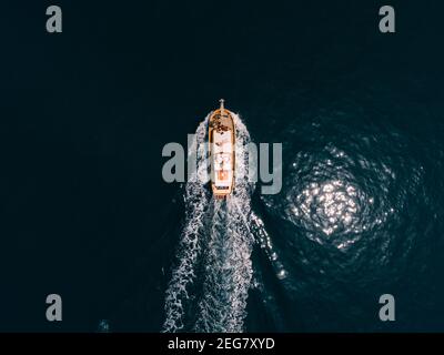 Draufsicht auf ein Segelschiff mit Menschen. Stockfoto