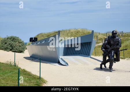 NORMANDIE, FRANKREICH - 4. Juli 2017: Higgins Boat Monument am Utah Beach bei der Schlacht bei der Landung in der Normandie während des Zweiten Weltkriegs. Stockfoto