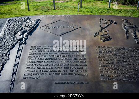 NORMANDIE, FRANKREICH - 4. Juli 2017: Gedenktafel an die US-Rangers, Pointe du Hoc aus der Schlacht der Normandie Landungen während des Weltkrieges Stockfoto