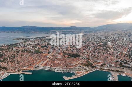 Luftdrohnenansicht der neuen Stadt Split vor Sonnenaufgang in Morgen in Kroatien Stockfoto