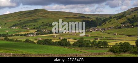 Panoramablick auf die Heuwiesen und das Dorf Gunnerside, Swaledale, Yorkshire Dales Nationalpark, Stockfoto