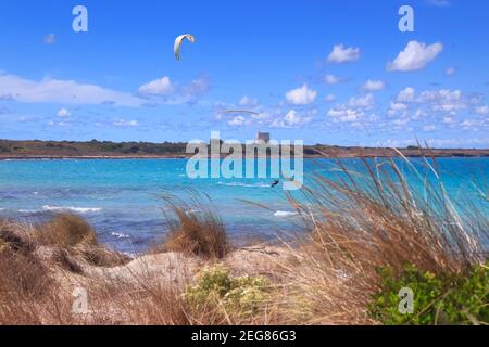 Sommer: Der Strand Punta Pizzo liegt im Herzen des regionalen Naturparks „Isola di Sant’Andrea - Litorale di Punta Pizzo“ in Salento, Italien. Stockfoto