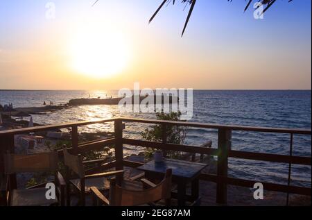 Strand Punta della Suina in Salento, Apulien. Italien. Es ist von der mediterranen Macchia und von Pinienwald umgeben, verfügt über zwei kleine sandige Buchten. Stockfoto