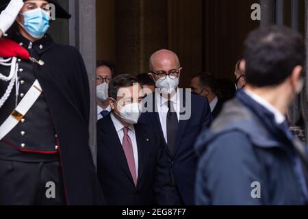 Premierminister Mario Draghi verlässt das Senatsgebäude nach dem Rede vor der Vertrauensabstimmung über die italienische Regierung (Foto von Matteo Nardone / Pacific Press) Stockfoto