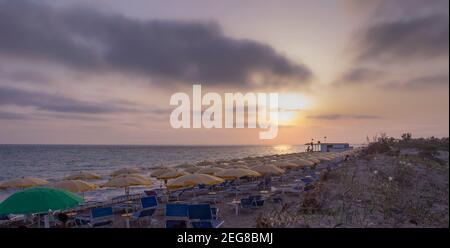 Sommerzeit: Sonnenuntergang am Strand. Torre Mozza Beach ist einer der längsten und attraktivsten unter denen im südlichen Teil des Salento in Apulien, Italien. Stockfoto