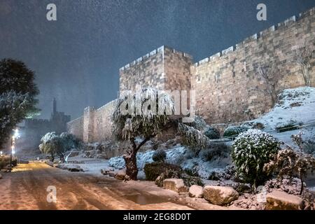 JERUSALEM, ISRAEL - FEBRUAR 17: Blick auf den westlichen Rand der Altstadt bei Schneefall am 17. Februar 2020 in Jerusalem, Israel. Jerusalem bedeckt durch ersten Schnee in sechs Jahren erreicht sieben bis 10 Zentimeter (drei bis vier Zoll) über Nacht. Stockfoto