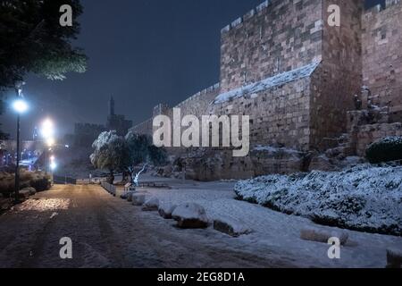 JERUSALEM, ISRAEL - FEBRUAR 17: Blick auf den westlichen Rand der Altstadt bei Schneefall am 17. Februar 2020 in Jerusalem, Israel. Jerusalem bedeckt durch ersten Schnee in sechs Jahren erreicht sieben bis 10 Zentimeter (drei bis vier Zoll) über Nacht. Stockfoto