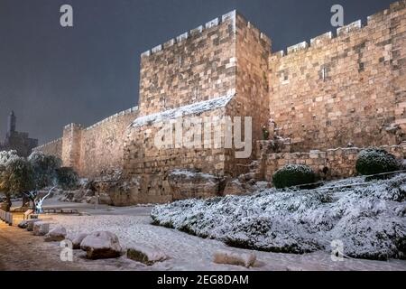 JERUSALEM, ISRAEL - FEBRUAR 17: Blick auf den westlichen Rand der Altstadt bei Schneefall am 17. Februar 2020 in Jerusalem, Israel. Jerusalem bedeckt durch ersten Schnee in sechs Jahren erreicht sieben bis 10 Zentimeter (drei bis vier Zoll) über Nacht. Stockfoto