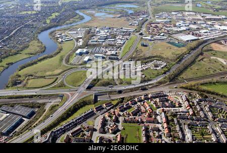 Luftaufnahme nach Süden über A66 zweispurige Straße hinunter A135 in Richtung Preston Farm Industrial Estate, Bowesfield Riverside Ind Park & Surtees Business Park Stockfoto