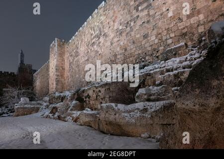 JERUSALEM, ISRAEL - FEBRUAR 17: Blick auf den westlichen Rand der Altstadt bei Schneefall am 17. Februar 2020 in Jerusalem, Israel. Jerusalem bedeckt durch ersten Schnee in sechs Jahren erreicht sieben bis 10 Zentimeter (drei bis vier Zoll) über Nacht. Stockfoto