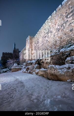 JERUSALEM, ISRAEL - FEBRUAR 17: Blick auf den westlichen Rand der Altstadt bei Schneefall am 17. Februar 2020 in Jerusalem, Israel. Jerusalem bedeckt durch ersten Schnee in sechs Jahren erreicht sieben bis 10 Zentimeter (drei bis vier Zoll) über Nacht. Stockfoto