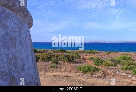 Blick auf den Turm Punta Pizzo: Die felsige Küste der Sandstrand Baia Verde ragt im Herzen des Regionalen Naturparks in Salento (Apulien, Italien) hervor. Stockfoto