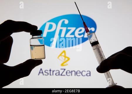 OXFORD, Großbritannien - Februar 2020: Pfizer und Astraeneca-Logos mit covid-19-Impfstoff Stockfoto