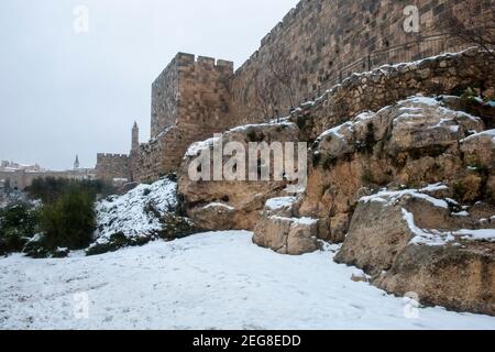 JERUSALEM, ISRAEL - FEBRUAR 17: Blick auf den westlichen Rand der Altstadt bei Schneefall am 17. Februar 2020 in Jerusalem, Israel. Jerusalem bedeckt durch ersten Schnee in sechs Jahren erreicht sieben bis 10 Zentimeter (drei bis vier Zoll) über Nacht. Stockfoto