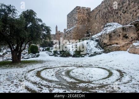 JERUSALEM, ISRAEL - FEBRUAR 17: Blick auf den westlichen Rand der Altstadt bei Schneefall am 17. Februar 2020 in Jerusalem, Israel. Jerusalem bedeckt durch ersten Schnee in sechs Jahren erreicht sieben bis 10 Zentimeter (drei bis vier Zoll) über Nacht. Stockfoto