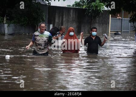 Jarkarta, Indonesien, 18 2021. Februar: Menschen laufen nach heftigem Regen durch Hochwasser in Jakarta, Indonesien, 18. Februar 2021. (Foto von Arya Manggala) Quelle: Xinhua/Alamy Live News Stockfoto