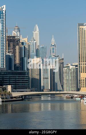 'Dubai, Dubai/Vereinigte Arabische Emirate - 10/29/2020: Nahaufnahme der Dubai Marina während des Tages in der Jumeriah Gegend mit Blick auf die Wolkenkratzer, Skyline und Stockfoto