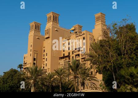 'Sharjah, Sharjah/Vereinigte Arabische Emirate - 11/7/2020: Sheraton Hotel an der Golfküste in hellblauem Himmel. Ein luxuriöses Hotel mit Aufenthalt Stockfoto