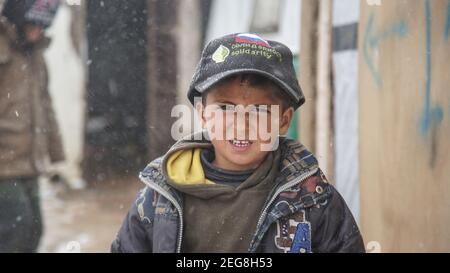 Syrischer Flüchtling kleiner Junge im Flüchtlingslager in Aarsal at Syrische libanesische Grenzen im Winter Schneesturm Blizzard Stockfoto