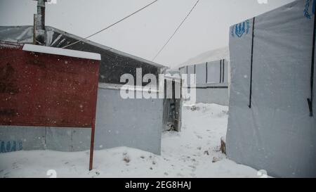 Syrisches Flüchtlingslager in Syrien Libanon grenzt zur Zeit der Schneesturm Winter Schneesturm Schlechtes Wetter 2021 Stockfoto