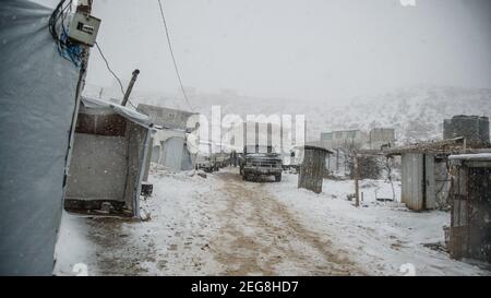 Syrisches Flüchtlingslager in Syrien Libanon grenzt zur Zeit der Schneesturm Winter Schneesturm Schlechtes Wetter 2021 Stockfoto