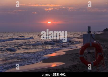 Sommerzeit: Sonnenuntergang am Strand. Torre Mozza Beach, Apulien in Italien. Stockfoto