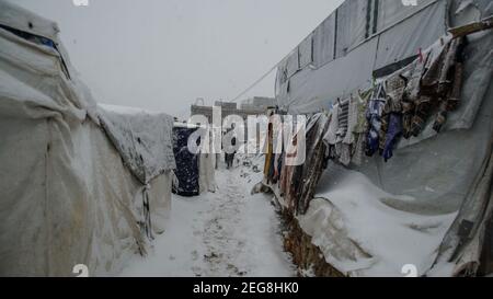 Syrisches Flüchtlingslager in Syrien Libanon grenzt zur Zeit der Schneesturm Winter Schneesturm Schlechtes Wetter 2021 Stockfoto