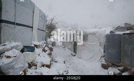 Syrisches Flüchtlingslager in Syrien Libanon grenzt zur Zeit der Schneesturm Winter Schneesturm Schlechtes Wetter 2021 Stockfoto