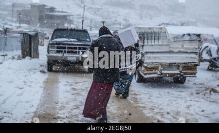 Syrische Flüchtlinge Mann und Frau in Beqaa im Libanon bei Syrien Grenzen Flüchtlingslager Empfangen Spende hilft nach Blizzard in Arsal Stockfoto